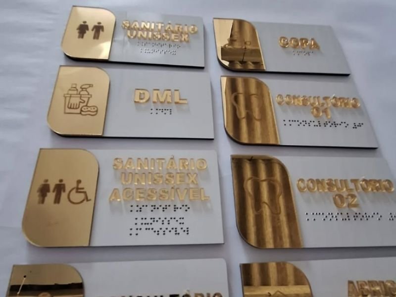 Placas de sinalização em Braille