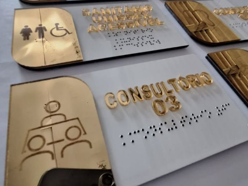 Placas de sinalização em Braille