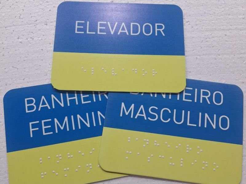 Placas de sinalização em Braille