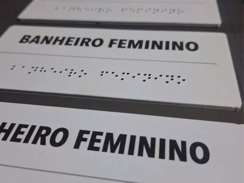 Placas de sinalização em Braille